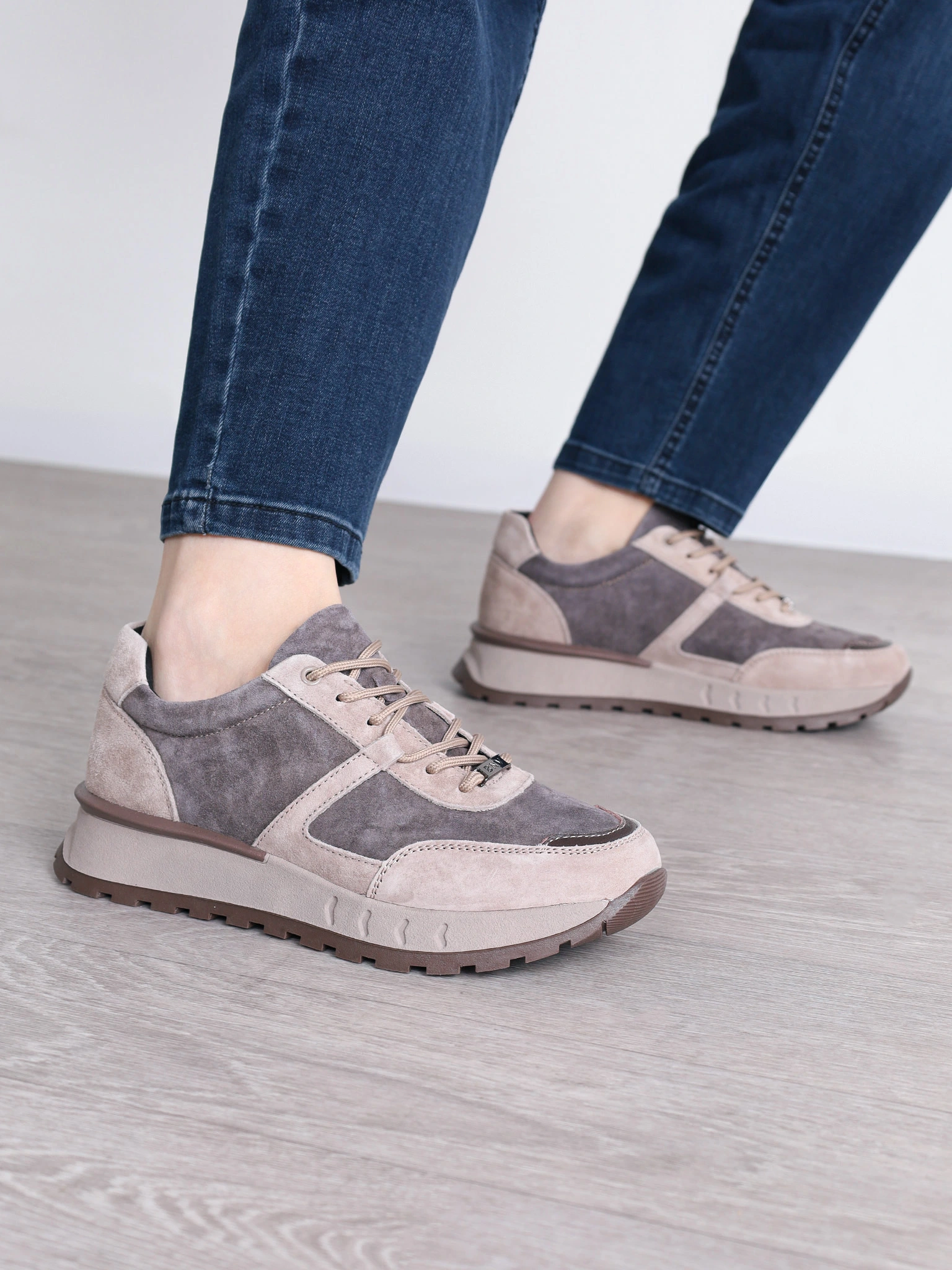 Кроссовки в стиле колор-блок с рельефным протектором